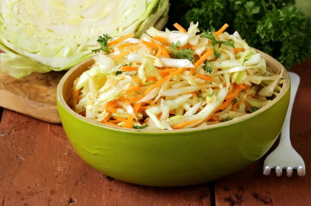 Jak przygotować surówkę z białej kapusty jak w restauracji, aby zachwycić smakiem