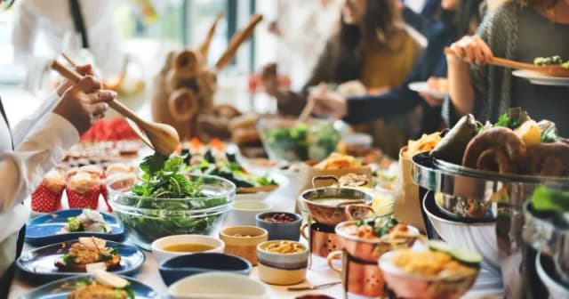 Ile kosztuje catering na komunie? Ceny, które zaskoczą i pomogą w wyborze