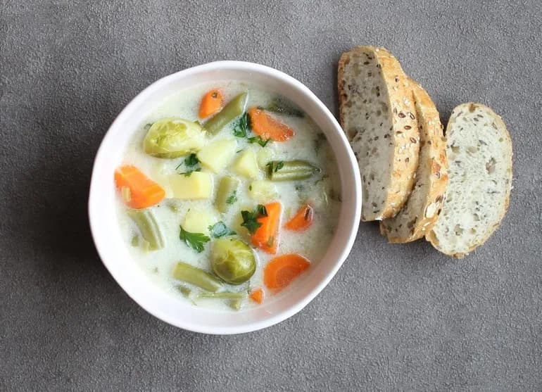 Ile kcal ma zupa jarzynowa? Sprawdź, co wpływa na kaloryczność