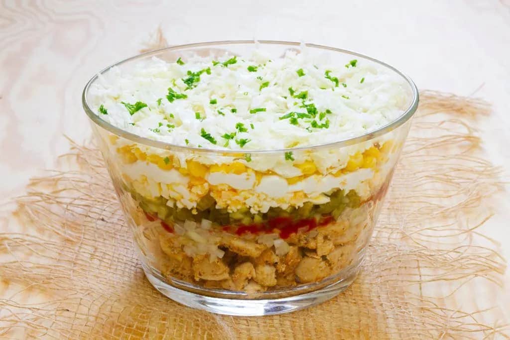 Sos do sałatki gyros jak zrobić - prosty przepis na pyszny dodatek