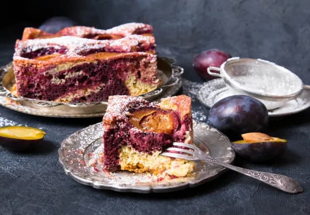 Pyszne ciasto ze śliwkami na dużą blachę - idealne na każdą okazję