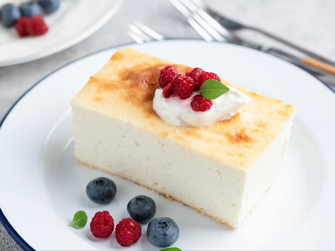 Jak zrobić, żeby sernik nie pękał? Sprawdzone sposoby na idealny wypiek