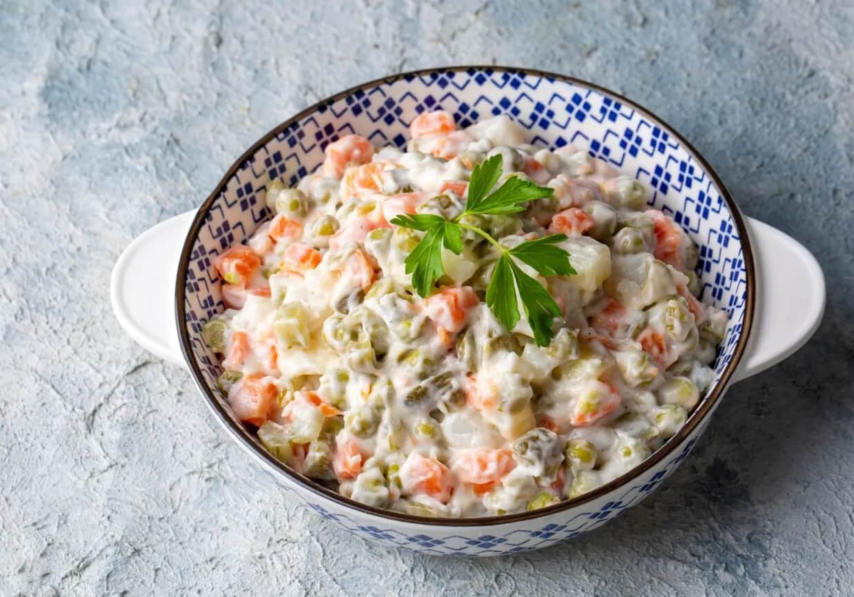 Co do sałatki warzywnej? Sprawdź najlepsze składniki i przepisy