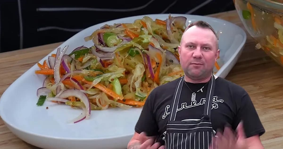 Surówka z kiszonej kapusty jak w restauracji - prosta i smaczna wersja