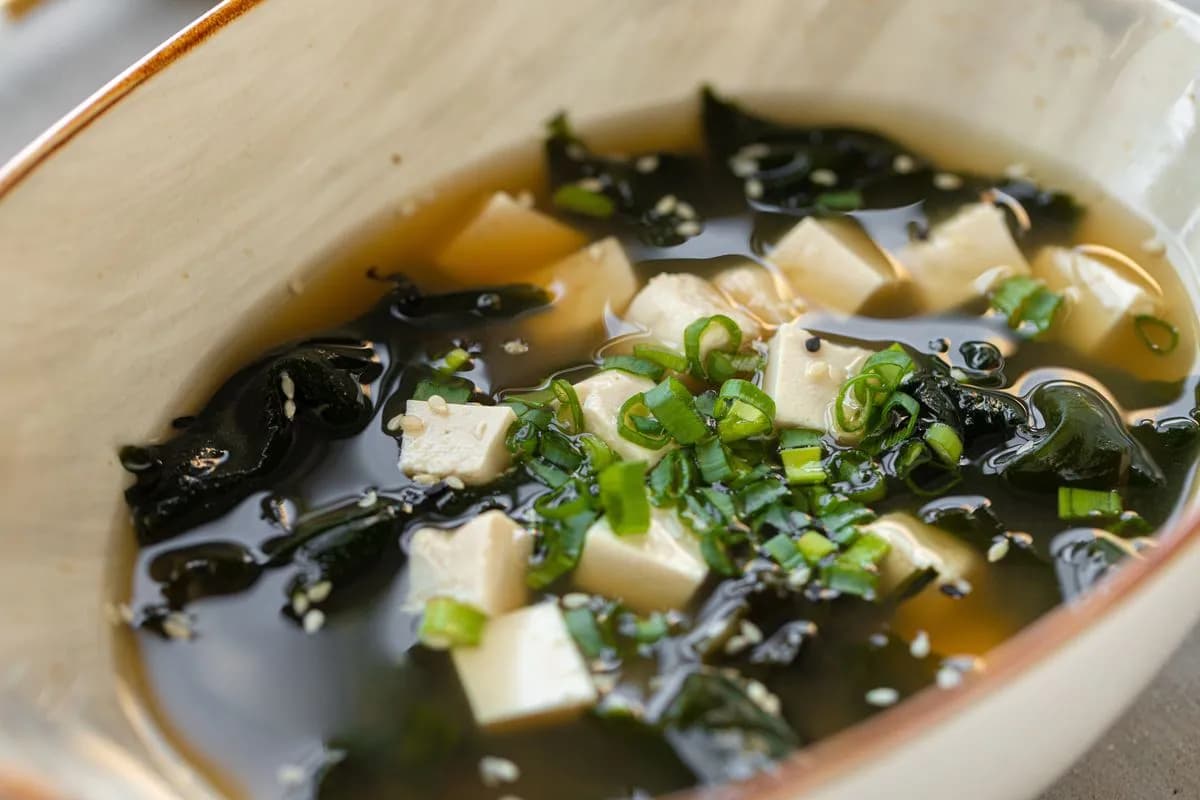 Zupa miso co to? Poznaj sekrety tej tradycyjnej japońskiej zupy