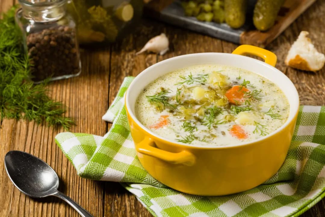 Co dodać do zupy ogórkowej, aby zaskoczyć smakiem i aromatem