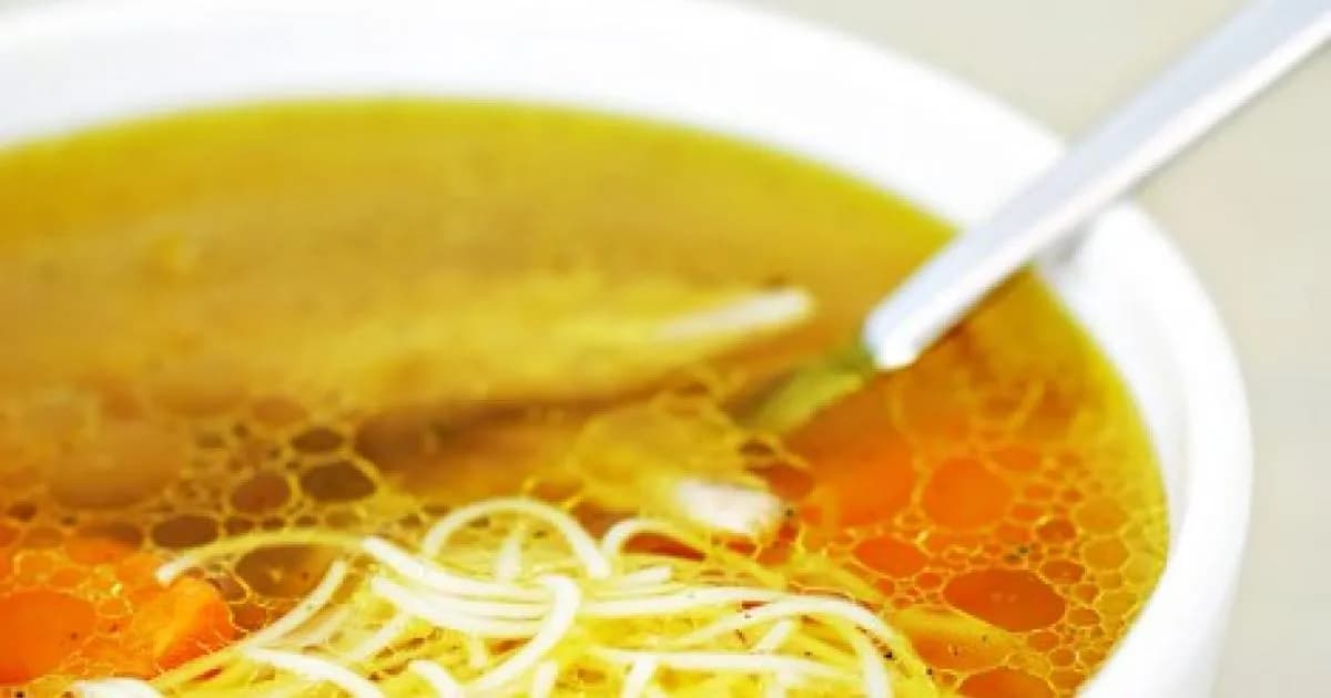 Czy rosół to polska zupa? Odkryj jego znaczenie w kuchni polskiej