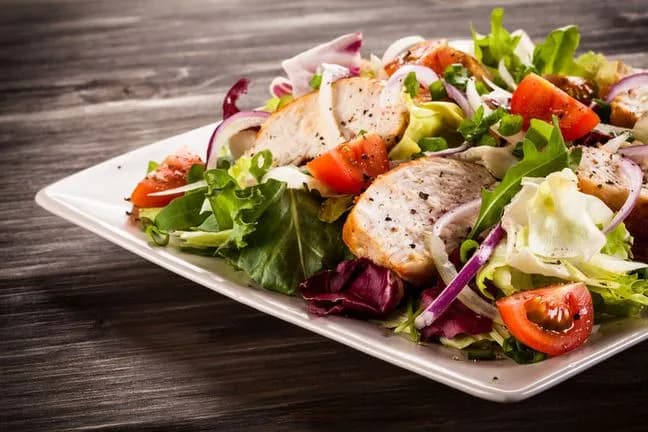 Sałatka jak z restauracji - proste przepisy na wyjątkowe smaki