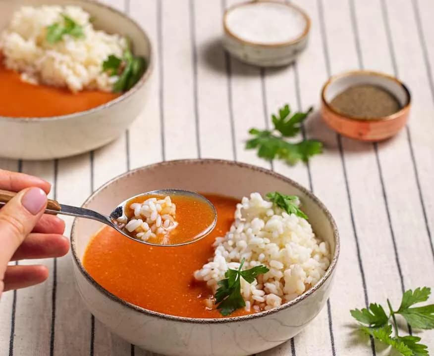 Zupa pomidorowa jak u babci - przepis na smak dzieciństwa