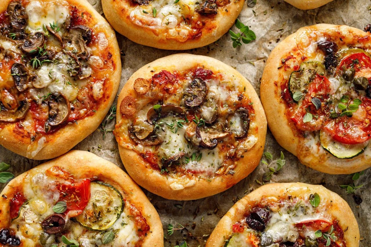 Pyszne pizzerinki przepis na ciasto, które zaskoczą Twoich gości