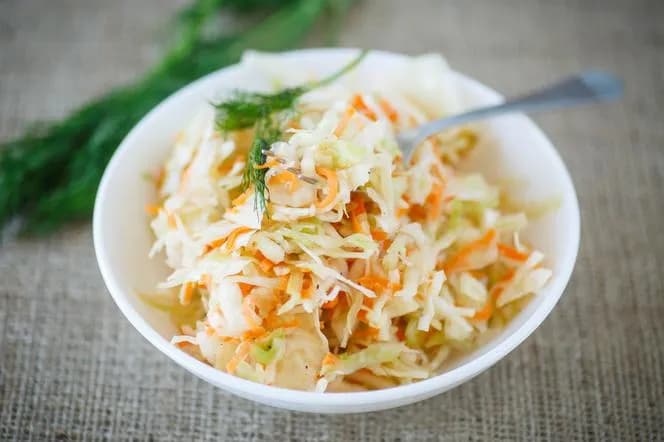Surówka z kapusty jak z restauracji – idealny przepis na sałatkę