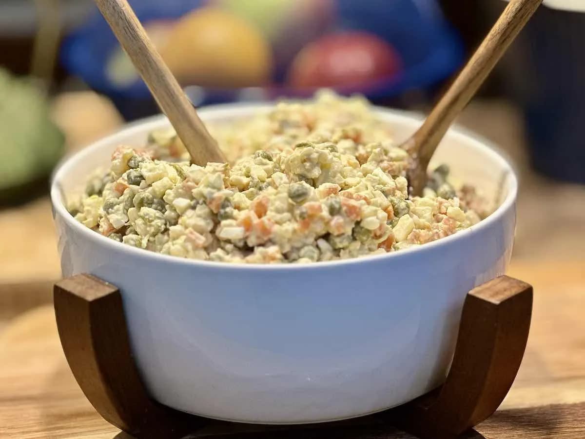 Jak zrobić sałatkę jarzynową? Prosty przepis na tradycyjną potrawę