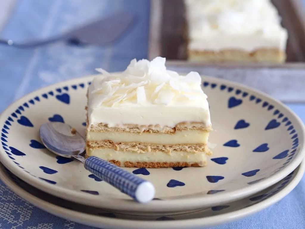 Ciasto Rafaello na herbatnikach z budyniem – łatwy przepis bez pieczenia