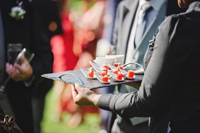 Ile można zarobić na cateringu? Odkryj potencjał zysków w branży