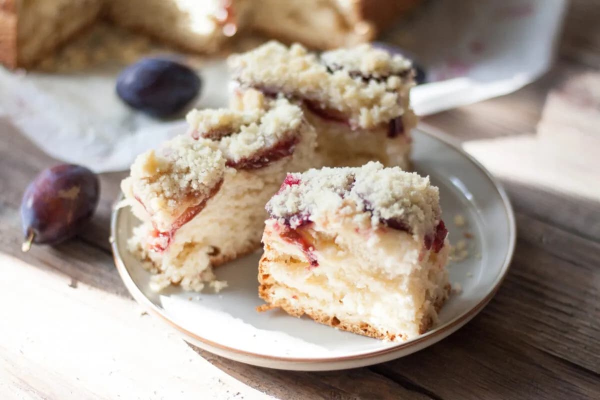 Przepis na ciasto z drożdży, które zachwyci smakiem i prostotą