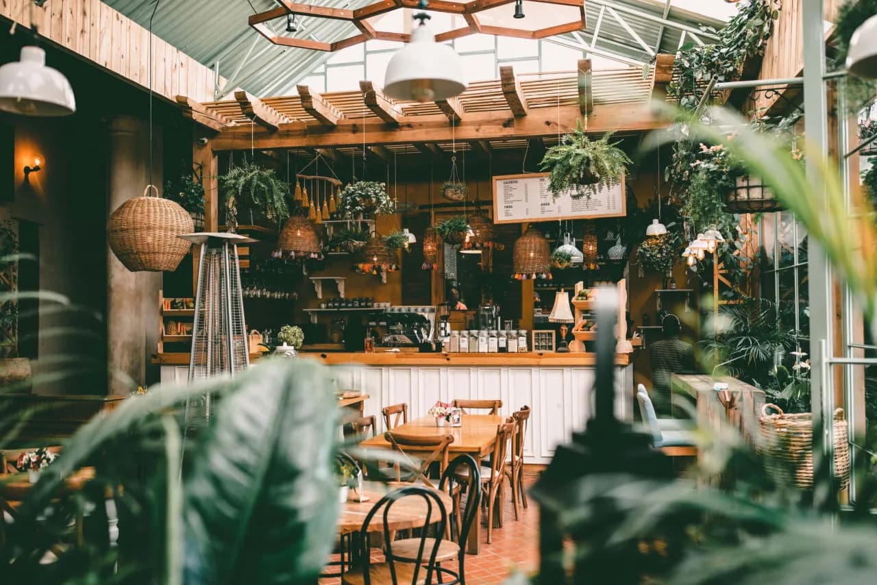 Gdzie na obiad w Warszawie: odkryj najlepsze restauracje i ceny