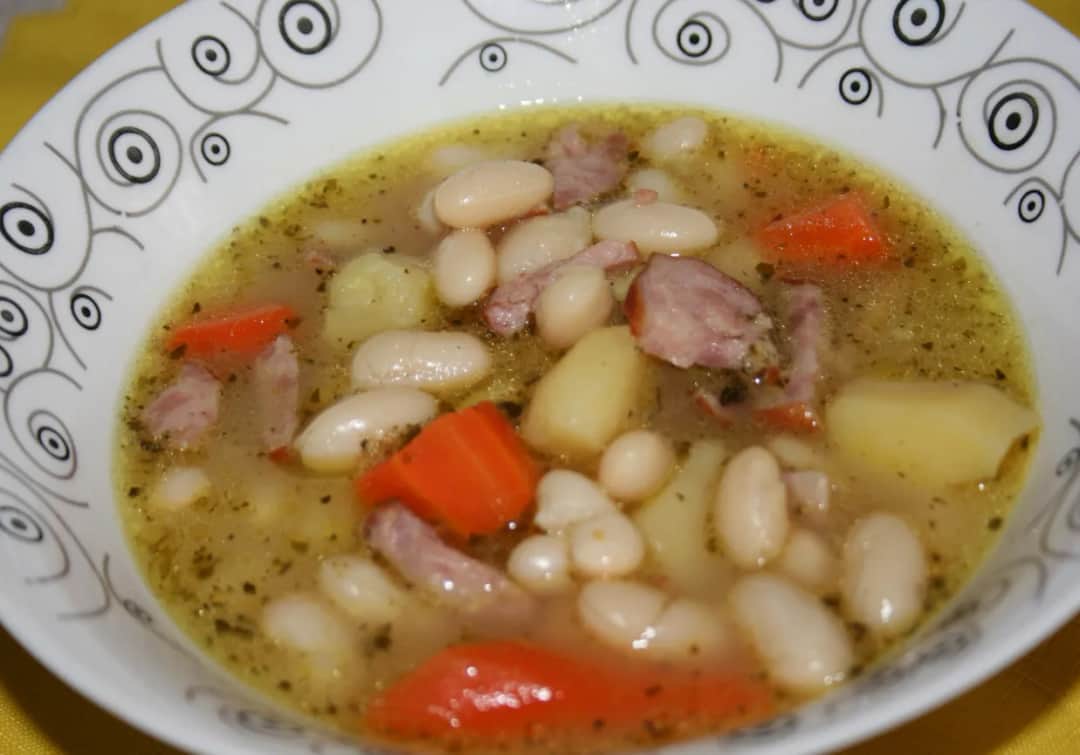 Ile kalorii ma zupa fasolowa z kiełbasą? Zaskakujące fakty o kaloriach