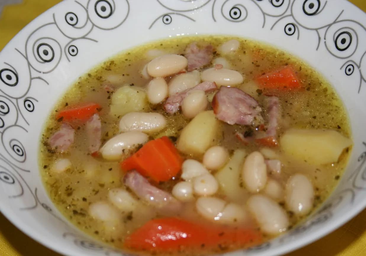 Ile kalorii ma zupa fasolowa z kiełbasą? Zaskakujące fakty o kaloriach