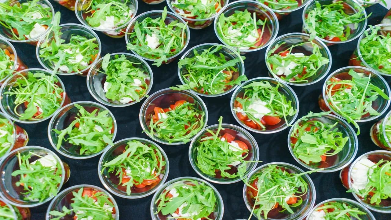 Jak otworzyć catering: kluczowe kroki, aby uniknąć błędów i kosztów