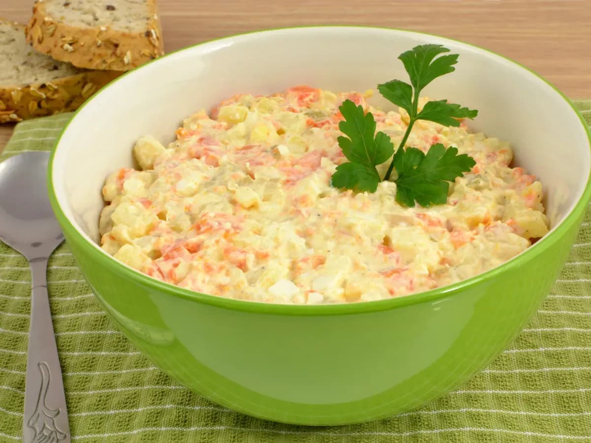 Czy do sałatki jarzynowej dodaje się cebulę? Oto kontrowersje i alternatywy