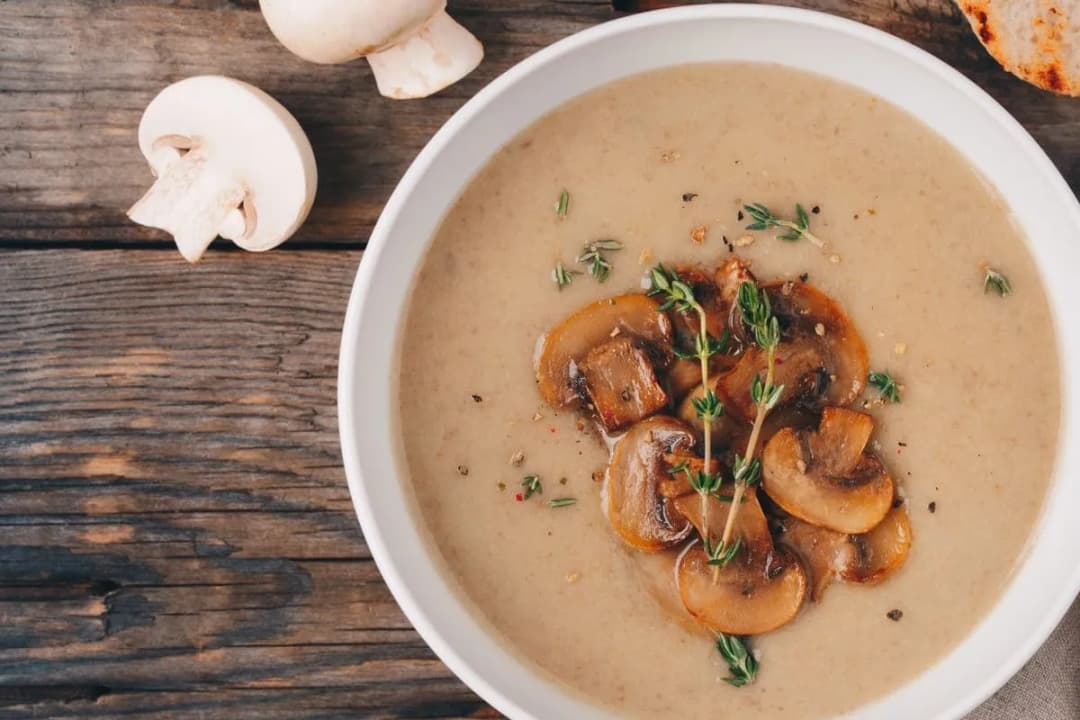 Jaka śmietana do zupy pieczarkowej, aby uniknąć zwarzenia i poprawić smak?