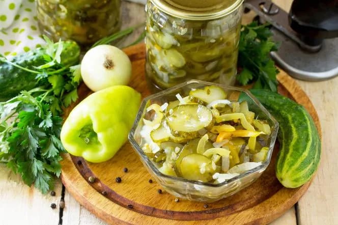 Jak zrobić sałatkę z ogórków kiszonych, by zachwycić gości smakiem
